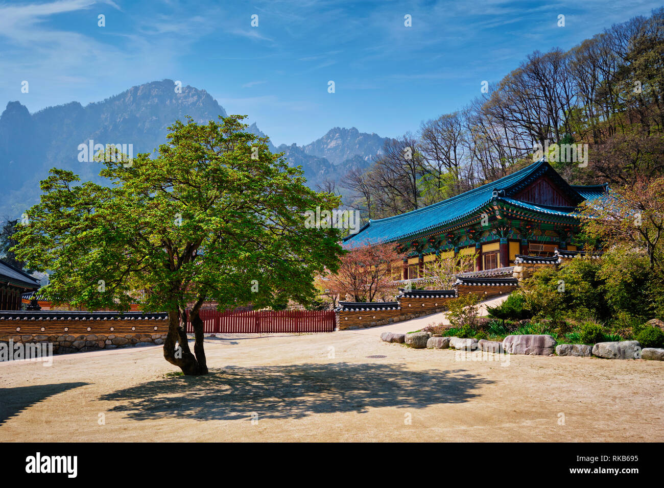 Temple Sinheungsa dans le Parc National de Seoraksan, Seoraksan, Corée du Sud Banque D'Images