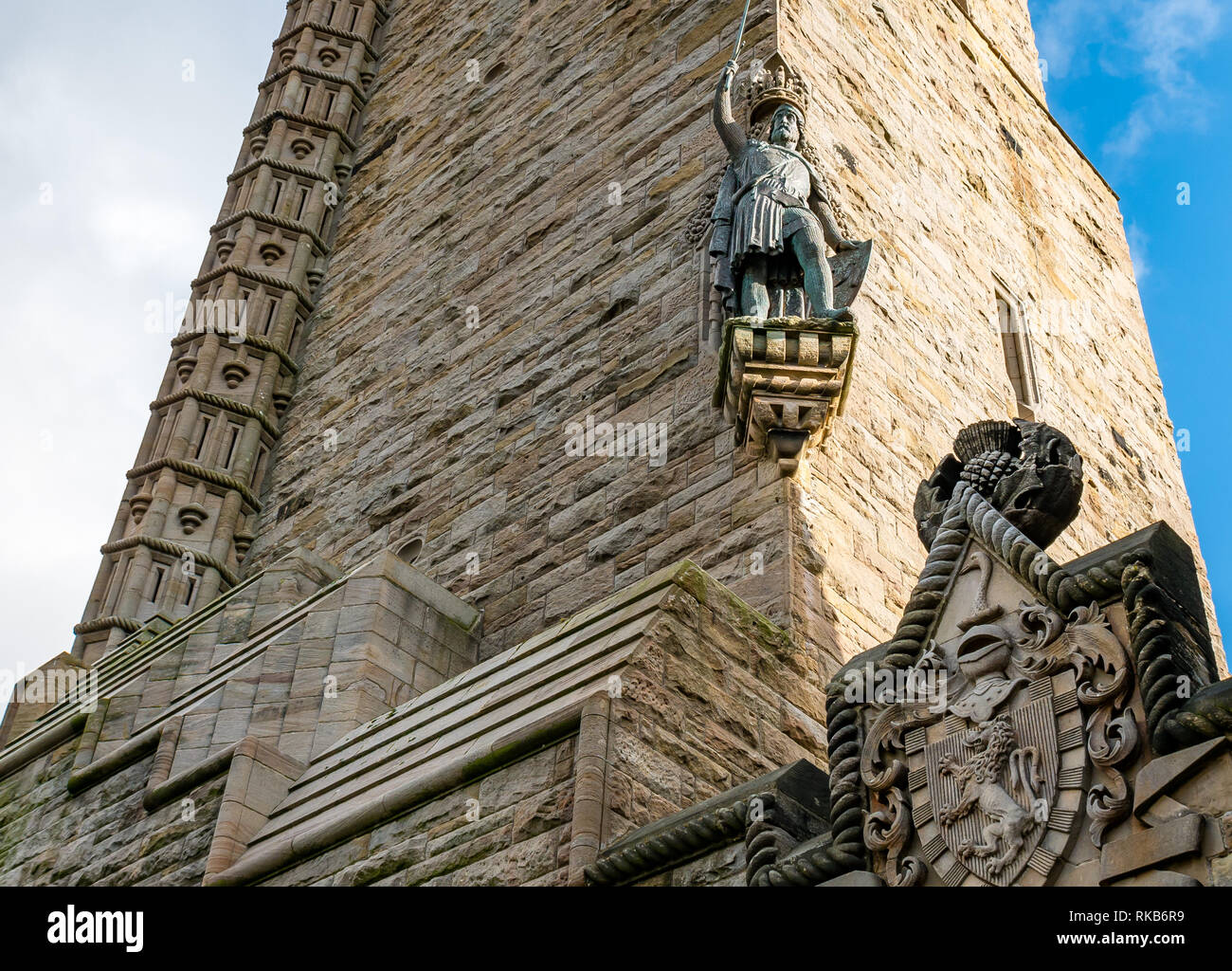 À la recherche jusqu'au Monument Wallace avec détail de sculpture statue et William Wallace, Stirling, Scotland, UK Banque D'Images