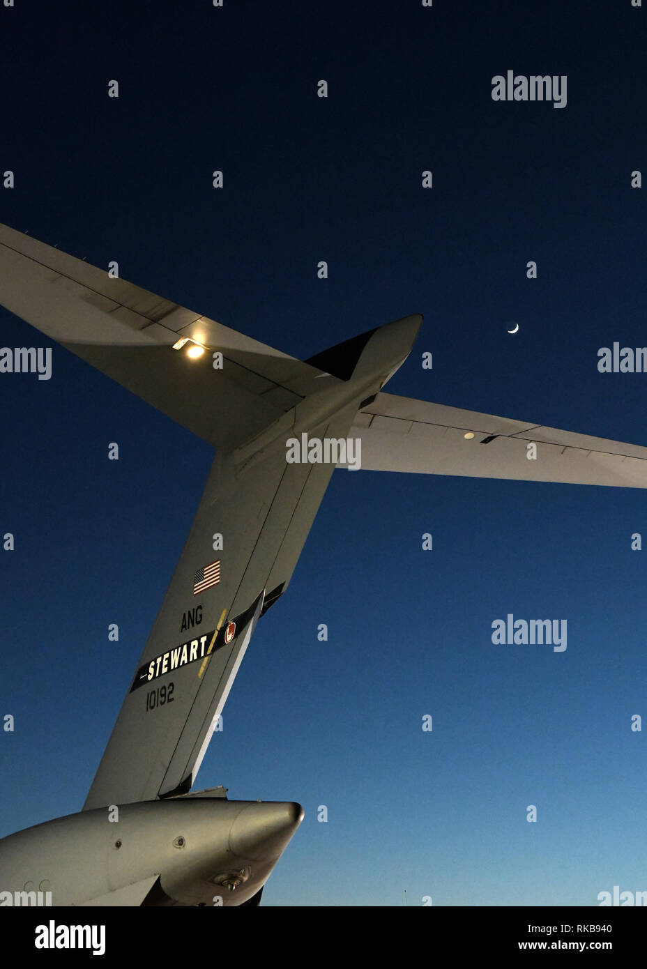 Aviateurs de la 104e Escadre de chasse de rentrer d'un droit temporaire mission à Patrick Air Force Base en Floride sur un C-17 Globemaster III à partir de la 105e Airlift Wing à Stewart, New York le 8 février 2019, à la base de la Garde nationale aérienne Barnes, Massachusetts. Les mesures C-17 174 pieds de long avec une envergure de 169 pieds, 10 pouces. (U.S. Photos de la Garde nationale aérienne par Airman Sara Kolinski) Banque D'Images