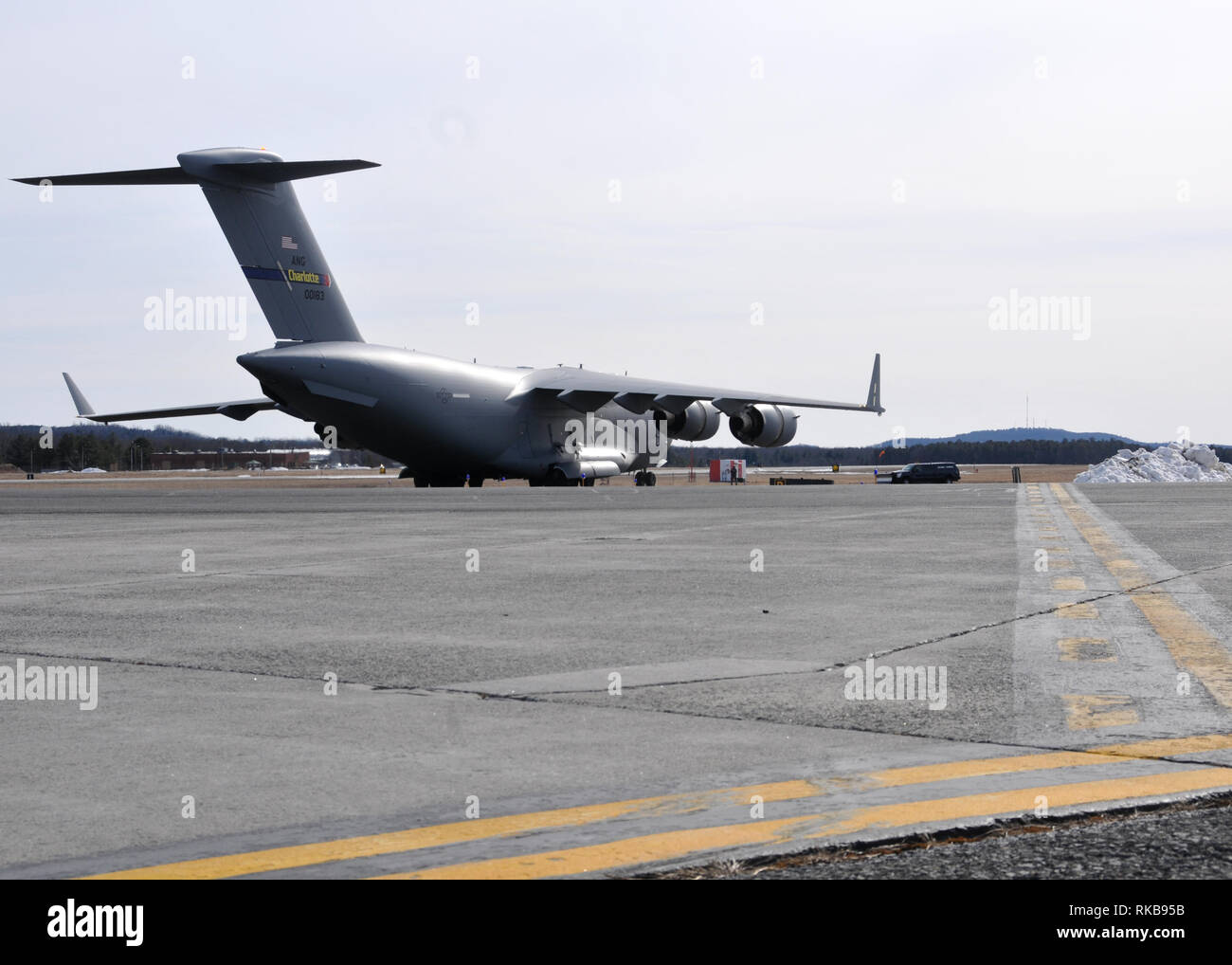 Un C-17 Globemaster III à partir de la 145e Escadre de transport aérien à Charlotte, Caroline du Nord prend en charge la 104e Escadre de chasse 10 février 2019, à la base de la Garde nationale aérienne Barnes, Massachusetts. Le C-17 a d'aviateurs et d'équipement de Patrick Air Force Base, en Floride retour à la 104e Escadre de chasse après une affectation temporaire de deux semaines où les aviateurs dury reçu une formation essentielle au succès de la mission. (U.S. Photos de la Garde nationale aérienne du Tech. Le Sgt. Sarah Lindsey Watson-Kirwin) Banque D'Images