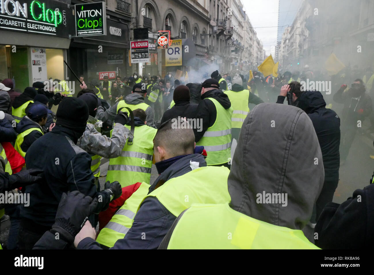 Violences marquer le 13e jour de mobilisation des guêpes jaunes, Lyon, France Banque D'Images