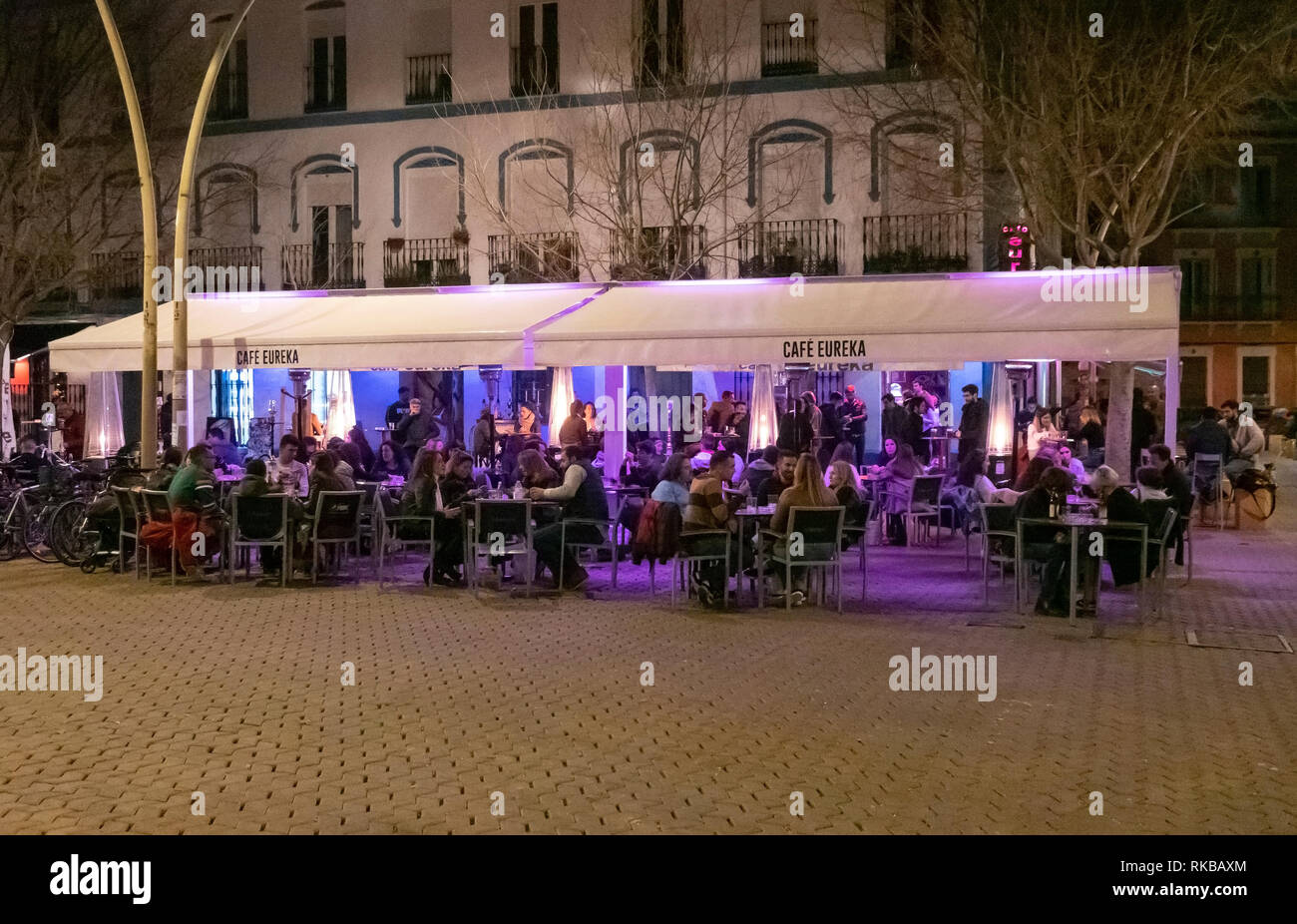 Les gens qui apprécient une soirée en plein air au café Eureka à Alameda de Hercules à Séville, en Espagne Banque D'Images