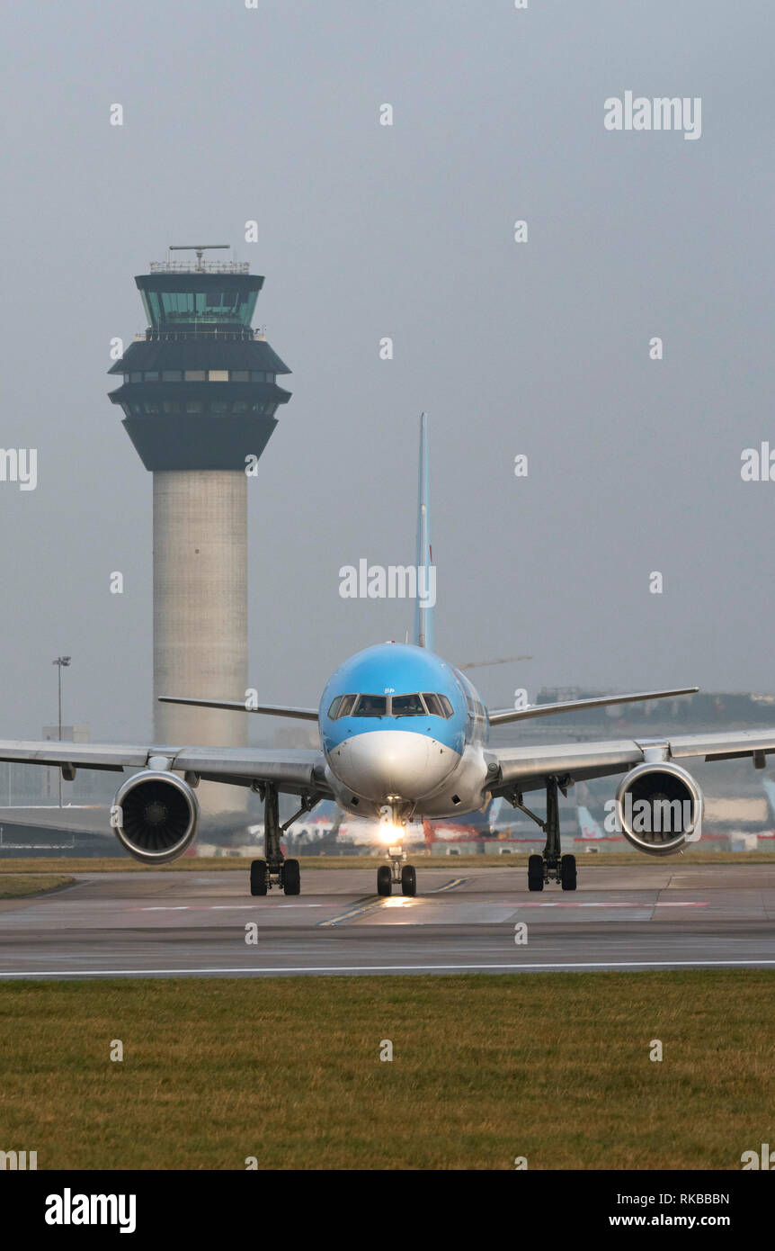 TUI Airways, Boeing 757-2GS, G-OOBP taxy pour décoller à l'aéroport de Manchester Banque D'Images