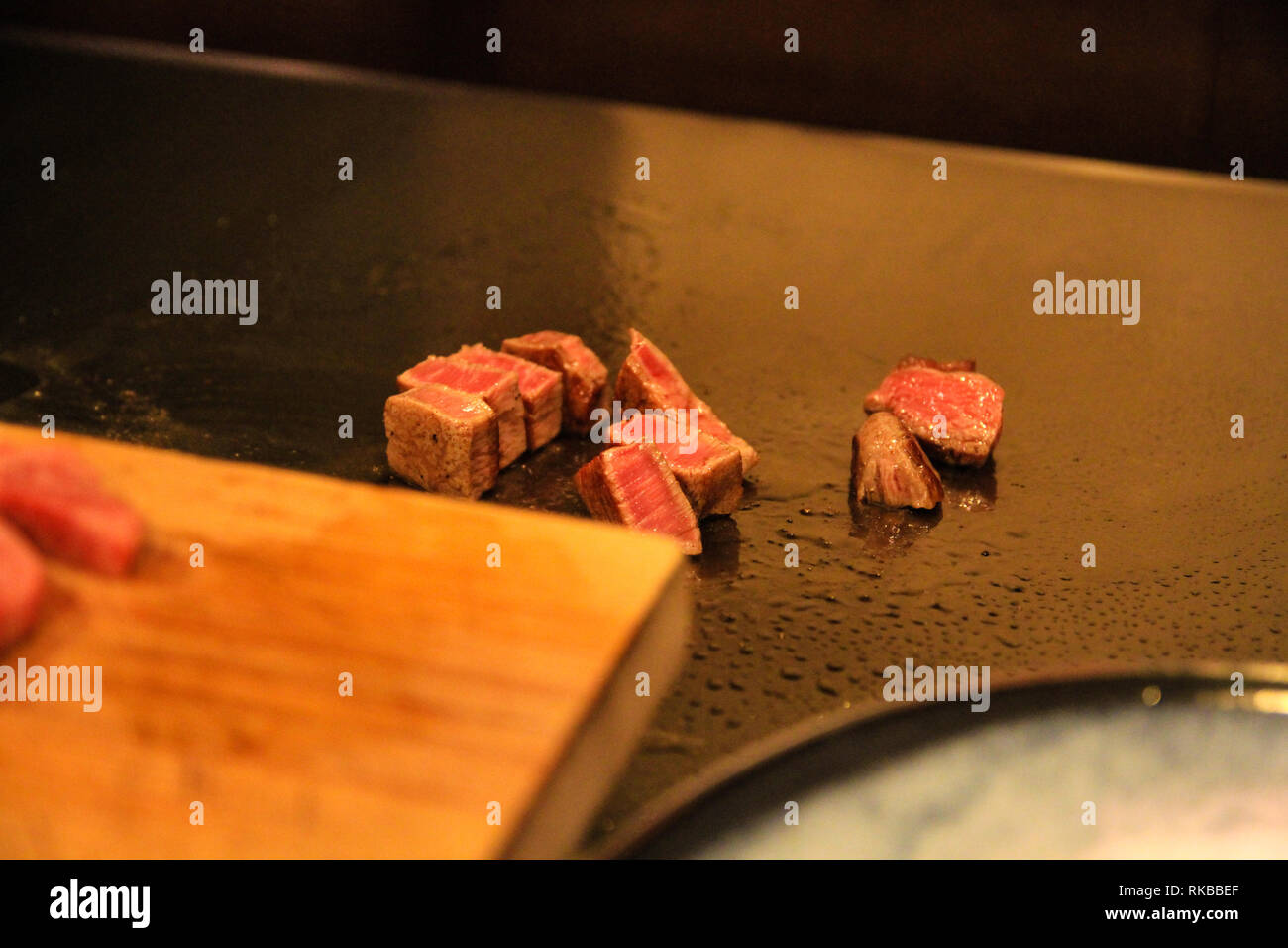 Filet de bœuf Kobe, préparées dans un restaurant original Yakiniku à Kobe, Japon Banque D'Images