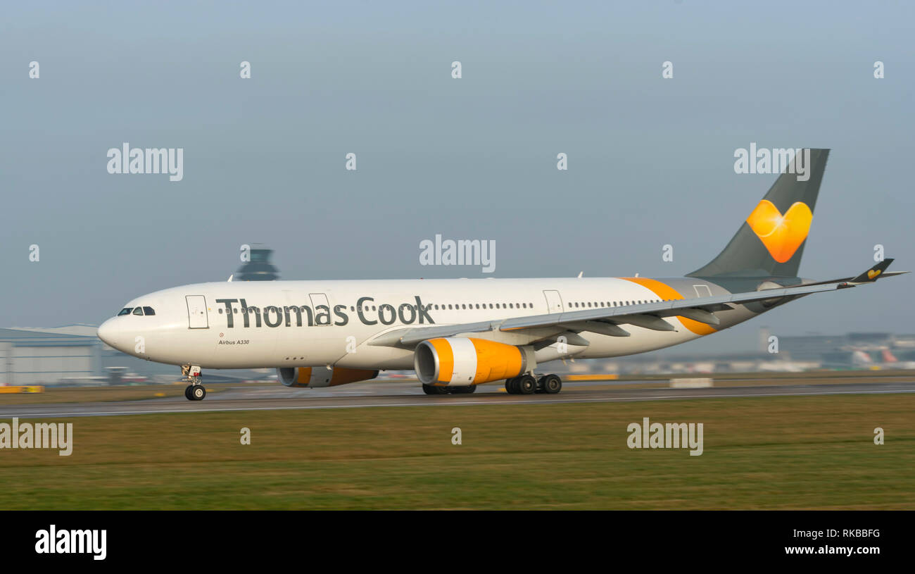 Thomas Cook Airlines, Airbus A330-243, G-MLJL rouler pour décoller à l'aéroport de Manchester Banque D'Images