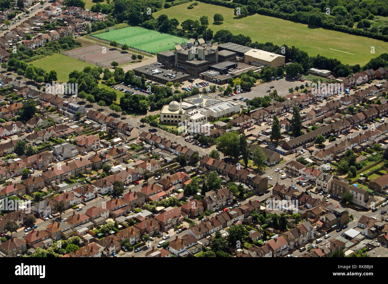 Vue aérienne de la mosquée de Hounslow Central et l'École de bruyères dans l'ouest de Londres sous le soleil d'après-midi d'été. Banque D'Images