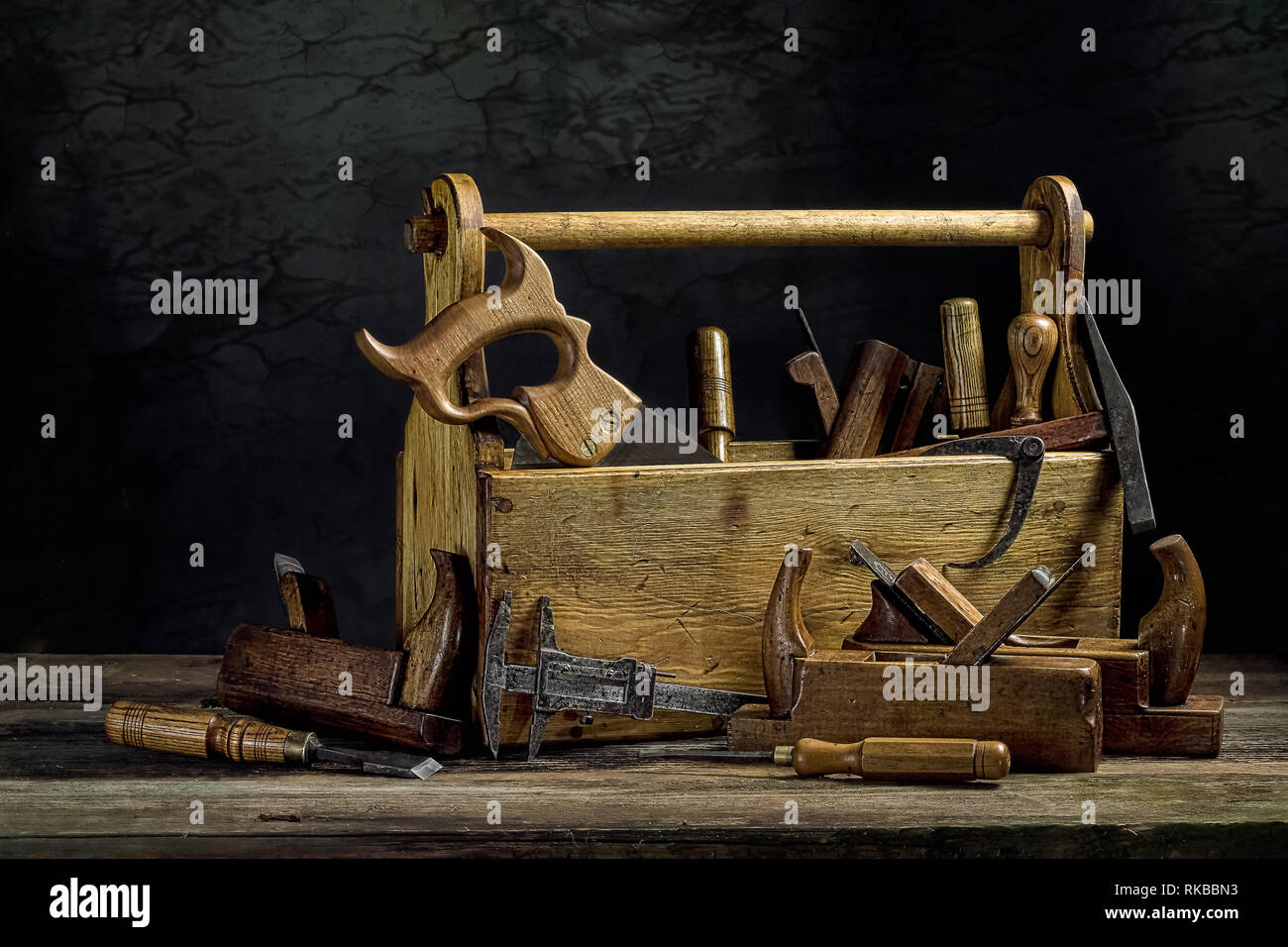 Still Life - Ancien outil en bois Boîte pleine d'outils Banque D'Images