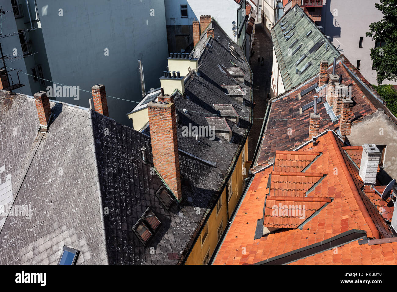 Rangée de maisons aux toits d'en haut, les toits de la vieille ville en ville de Bratislava, Slovaquie Banque D'Images