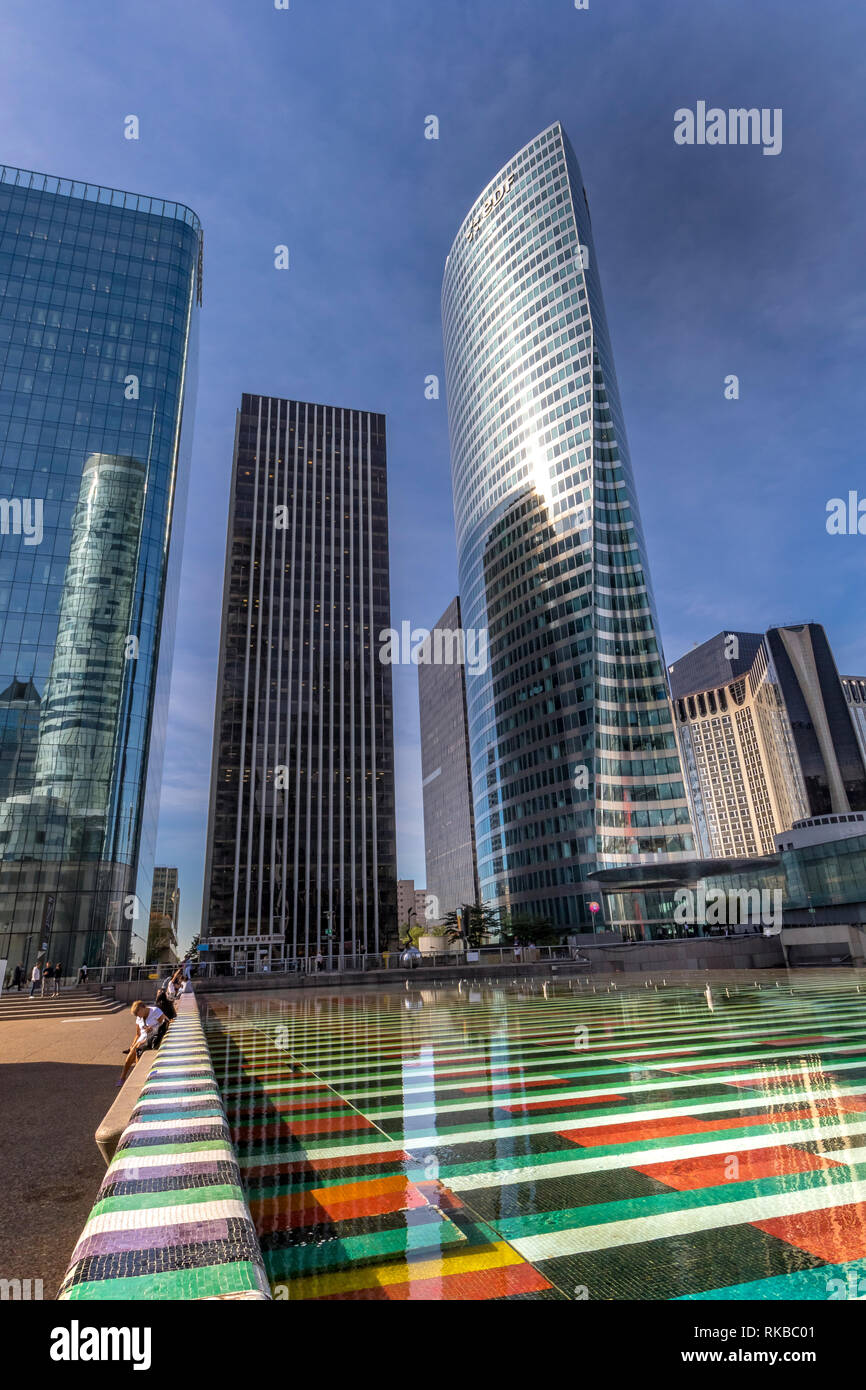 Une piscine multicolore à la Défense à Paris, avec la Tour EDF et d'autres gratte-ciel, Paris, France Banque D'Images