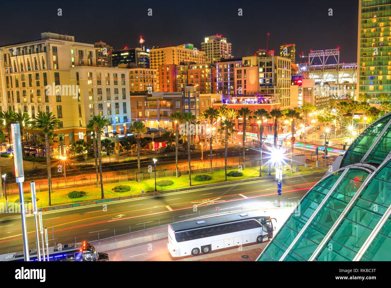 Vue aérienne de San Diego sur le centre-ville et du port en voiture du centre de convention. Nuit paysage urbain. Gaslamp Quarter San Diego, Californie, USA. Banque D'Images