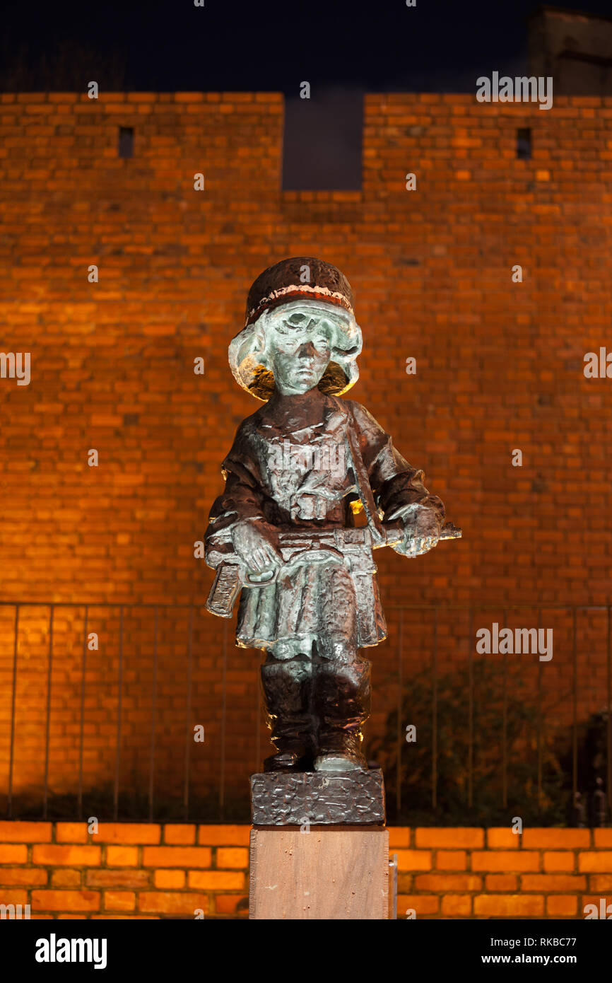 Peu Peu d'insurgés (statue) insurrectionnels de nuit en ville de Varsovie en Pologne. Monument aux enfants soldats qui se sont battus et sont morts au cours de la W Banque D'Images