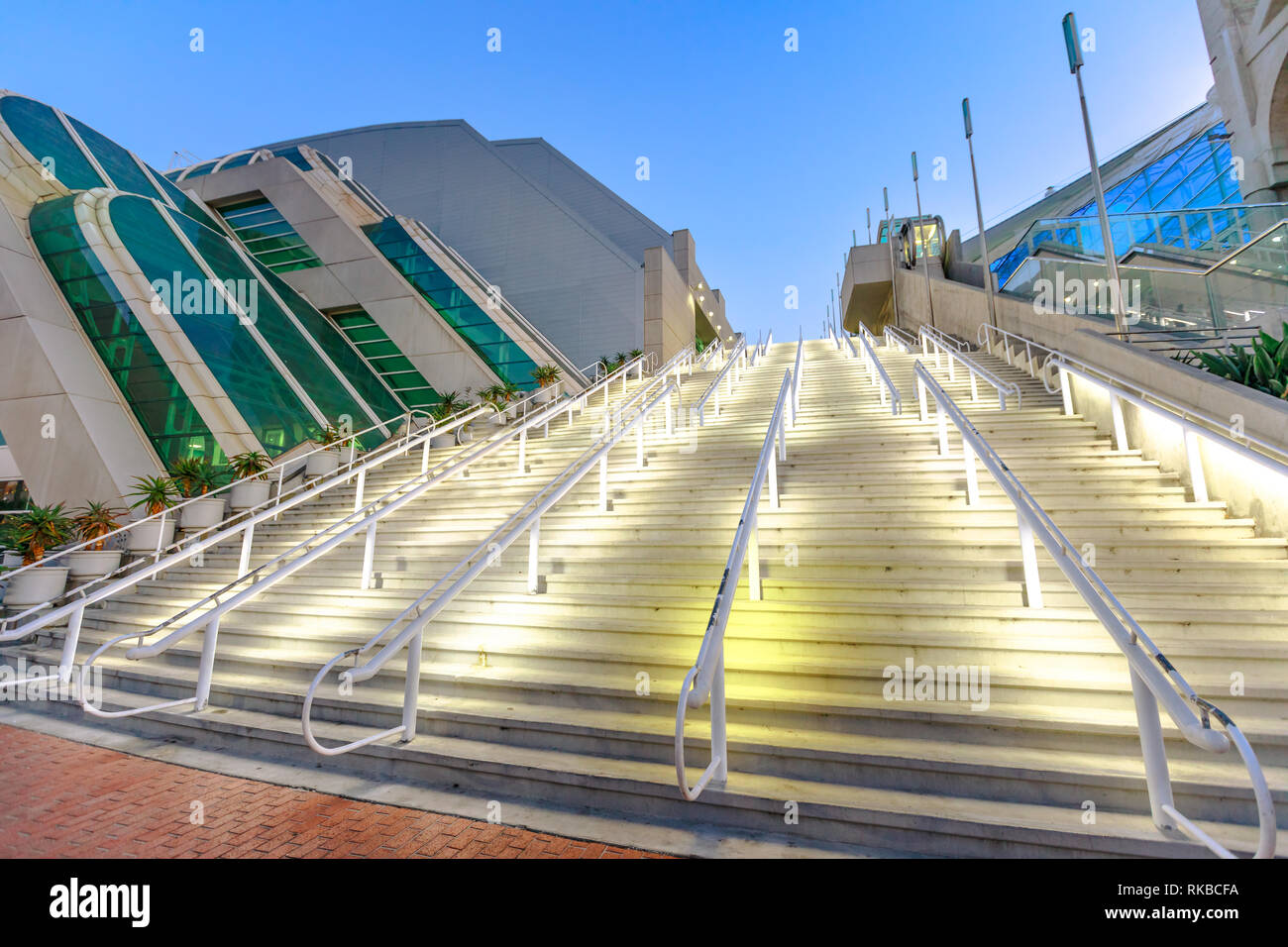 Vue en perspective d'utilisation de San Diego Convention Center au crépuscule situé à Marina district près de Gaslamp Quarter. Le centre-ville de San Diego, Californie Banque D'Images