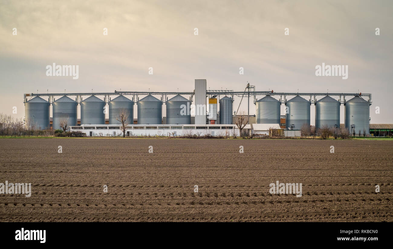 Usine de silos en basse vallée du Pô. Province de Bologne, Emilie-Romagne, Italie. Banque D'Images