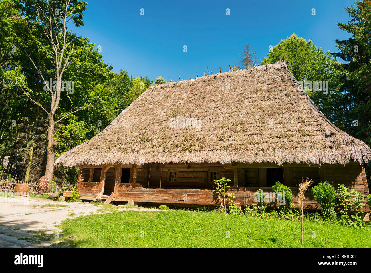 L'ancienne maison de village dans les bois Banque D'Images