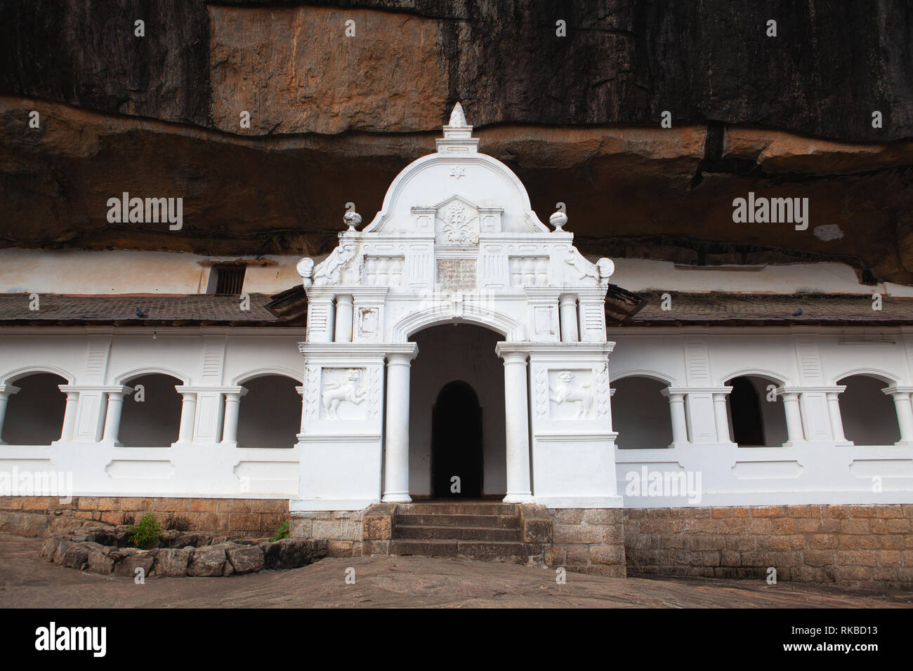 Dambulla cave temple aussi connu comme le Temple d'or de Dambulla. Dambulla est le plus grand et le mieux préservé des temples de caverne au Sri Lanka. Banque D'Images