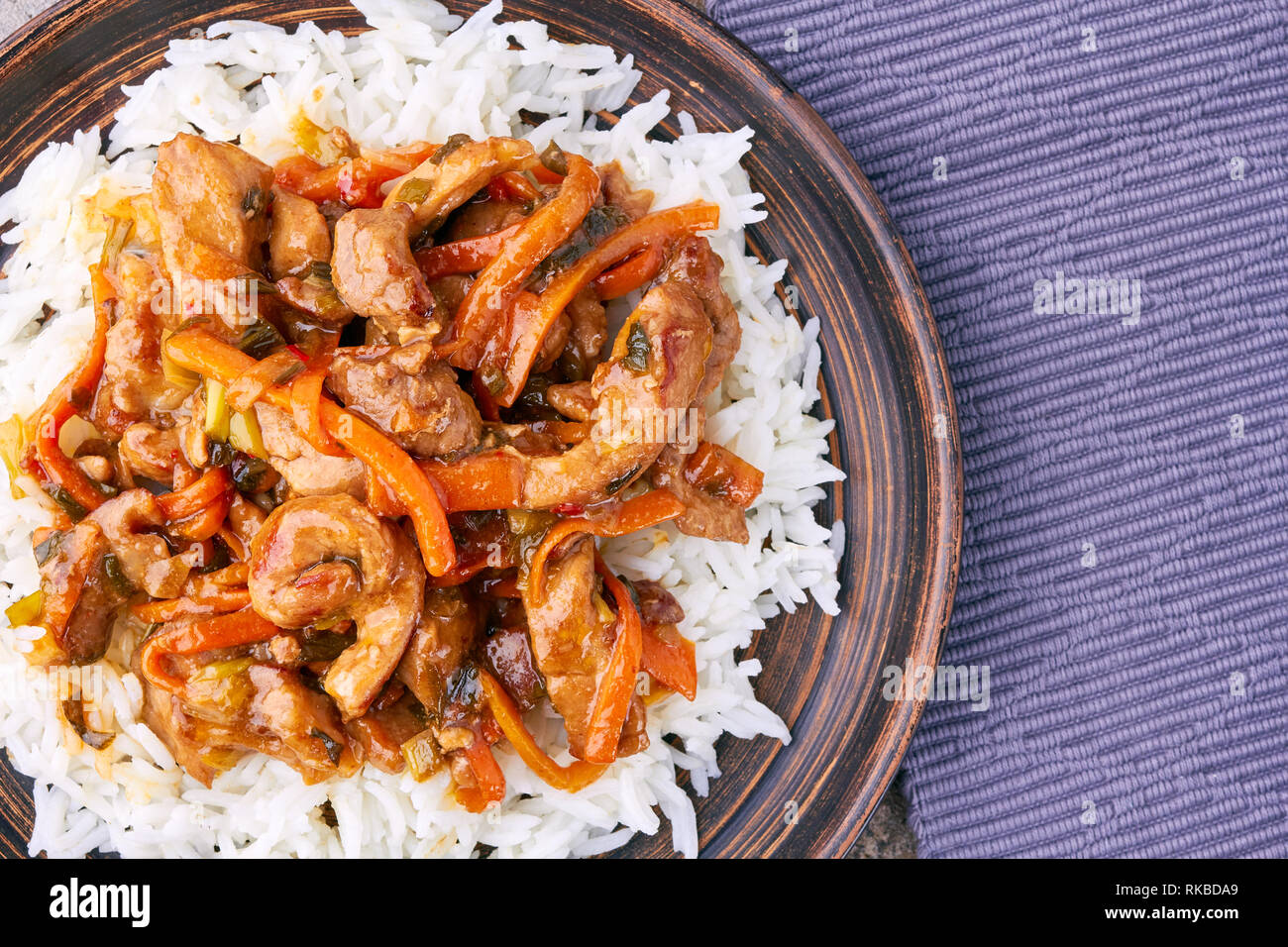 Écureuil Chinois De Carpe Sous La Sauce Aigre-douce Image stock - Image du  baguettes, banquet: 205504663