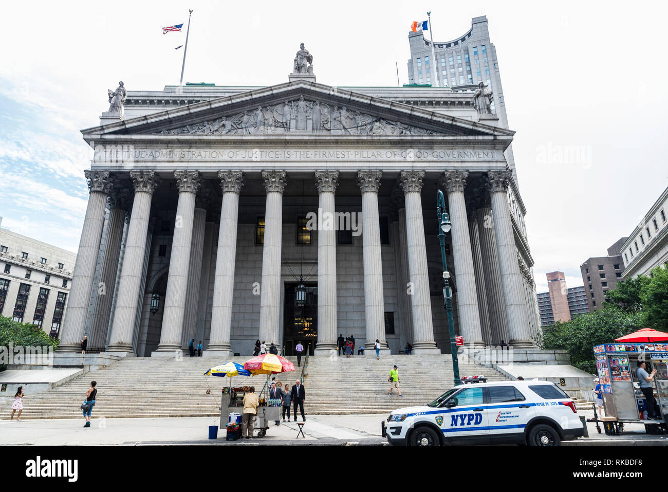 La ville de New York, USA - Le 27 juillet 2018:façade du nouveau bâtiment de la Cour suprême de l'État de New York avec une voiture de police, des stands de restauration rapide et les gens autour de Manhattan, Banque D'Images