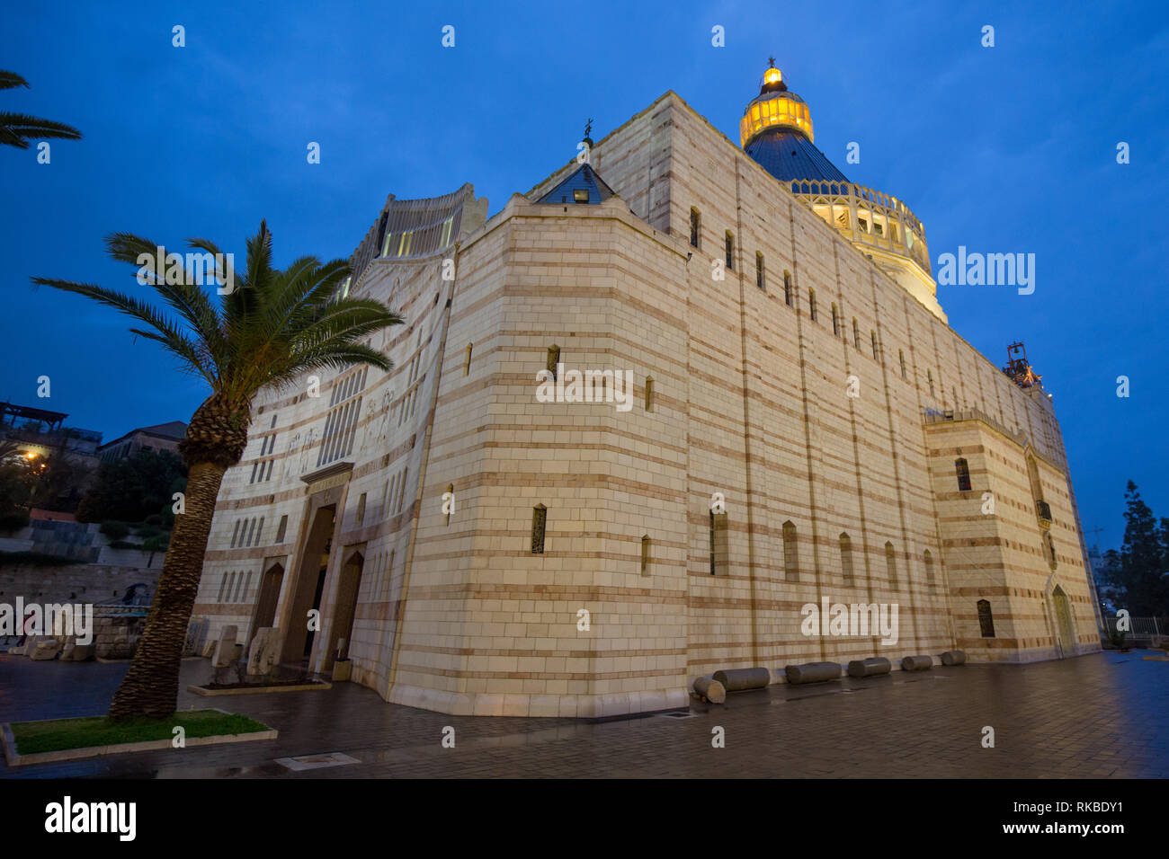 Église (Basilique de l'Annonciation) dans le centre de Nazareth - le soir juste après le coucher du soleil Banque D'Images