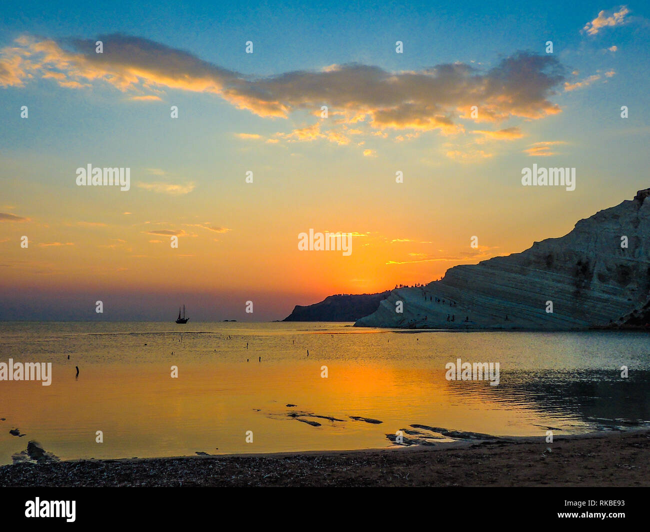 Beaux nuages et ciel pendant le coucher du soleil à la procédure. Banque D'Images