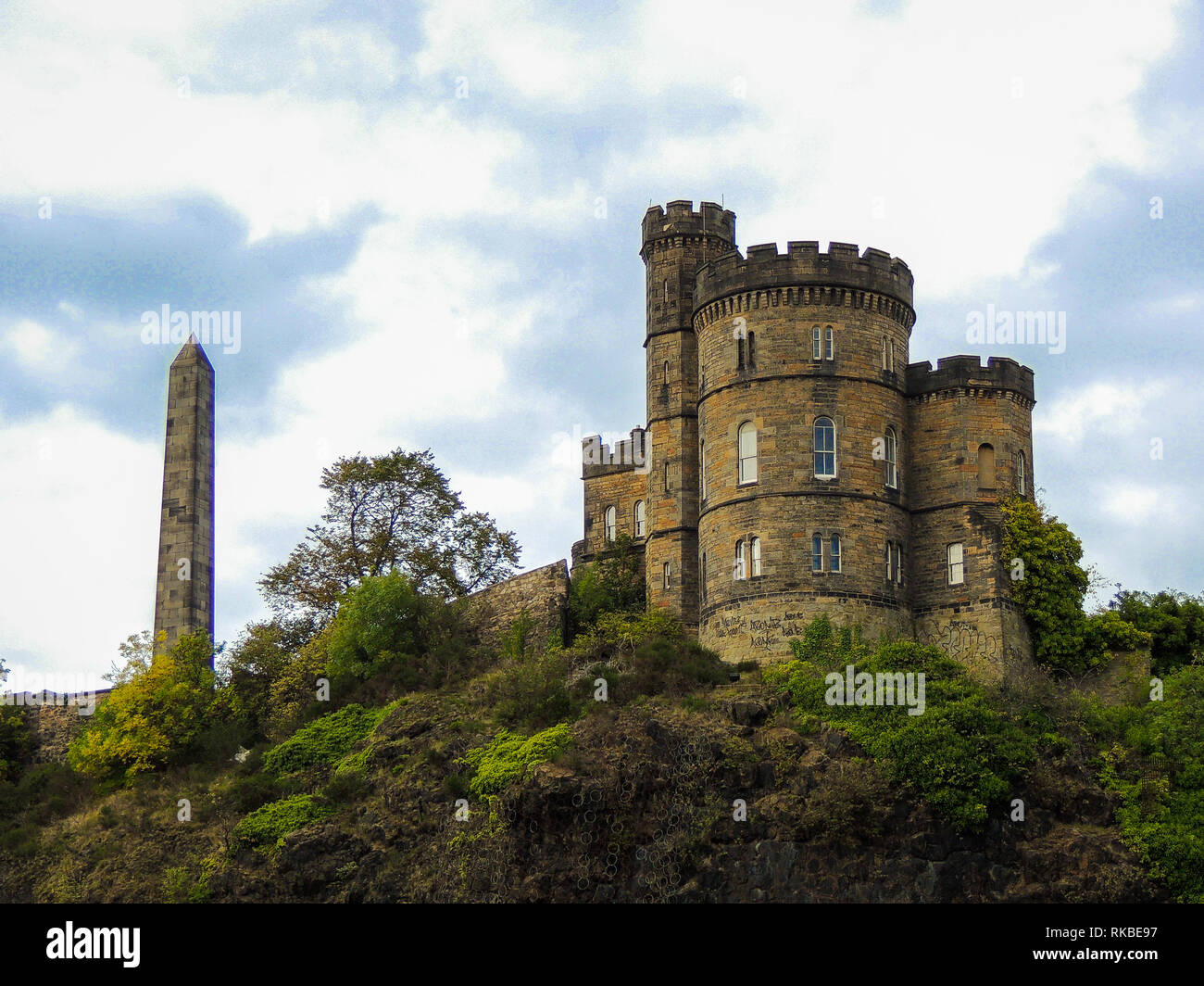 Château d'Édimbourg avec obélisque sur la montagne. Banque D'Images