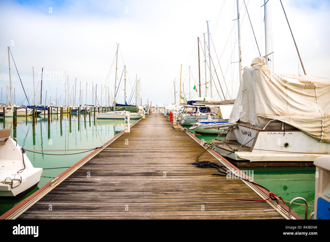 Rimini, Italie - 2.02.2018 : Privat Yachts et bateaux dans port de Rimini, Italie Banque D'Images