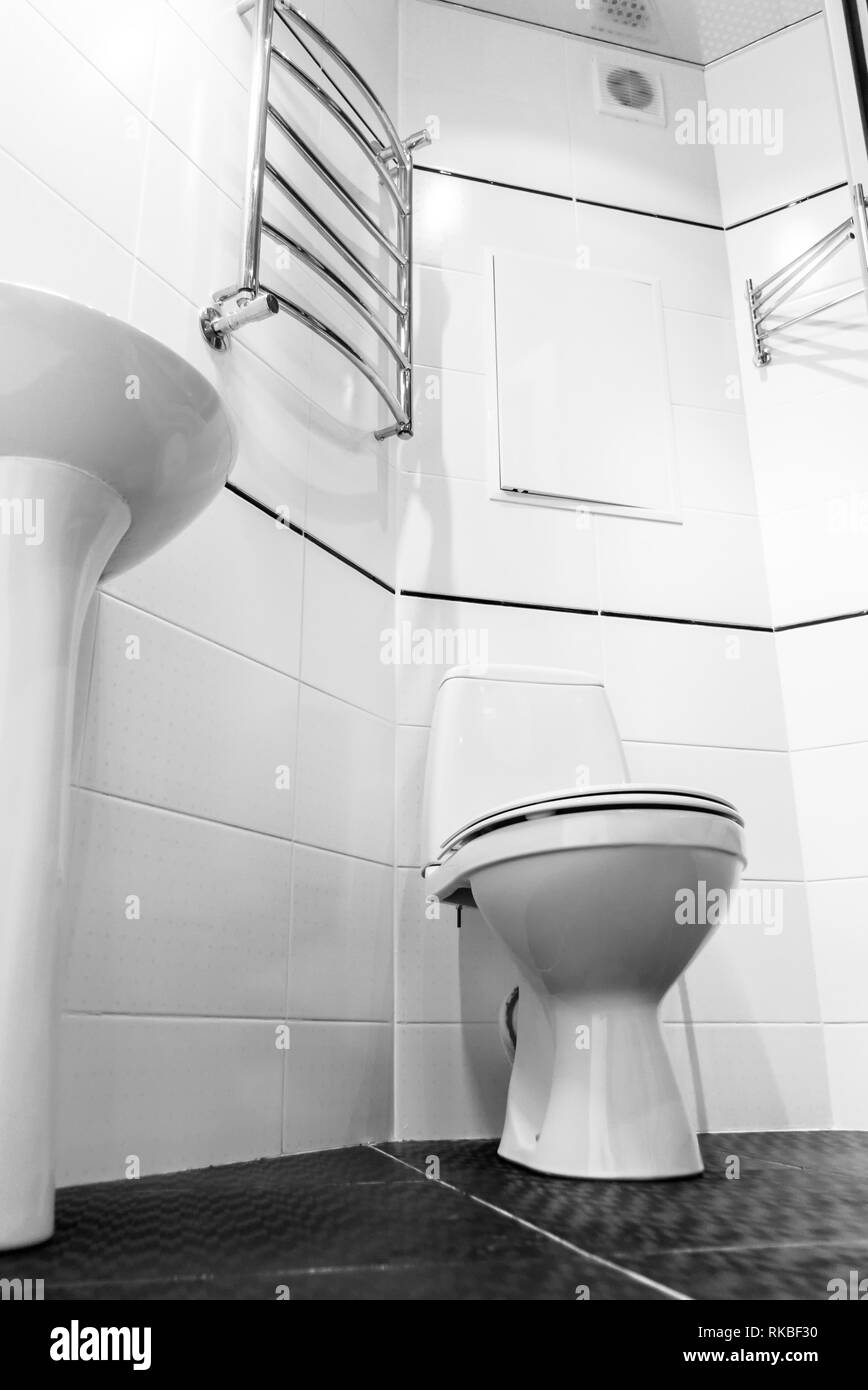 Éléments de l'intérieur salle de bains moderne, chrome Détails, parties de la cabine de douche, plomberie. Banque D'Images