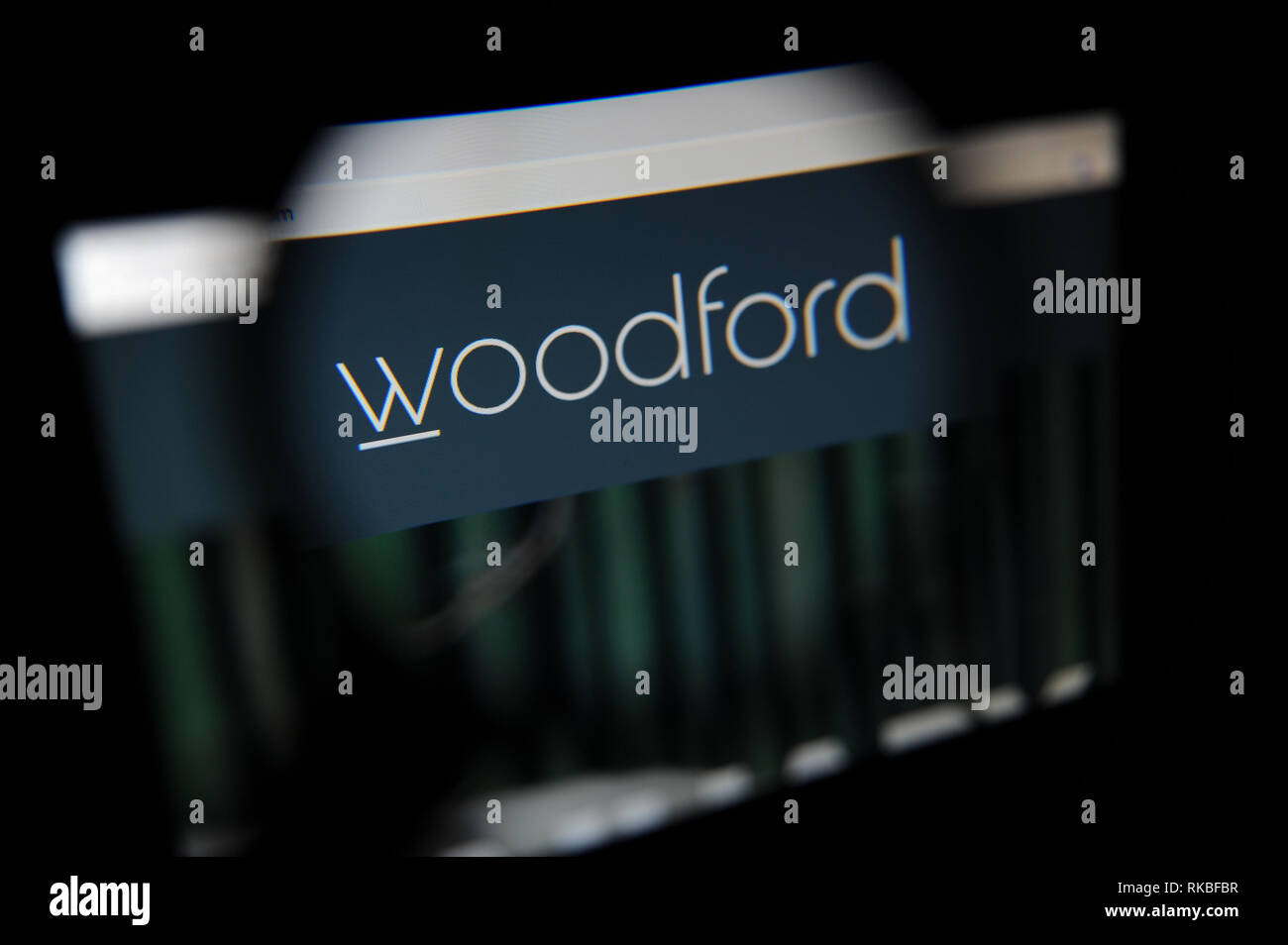 Site web de fonds Woodford vu à travers une loupe Banque D'Images