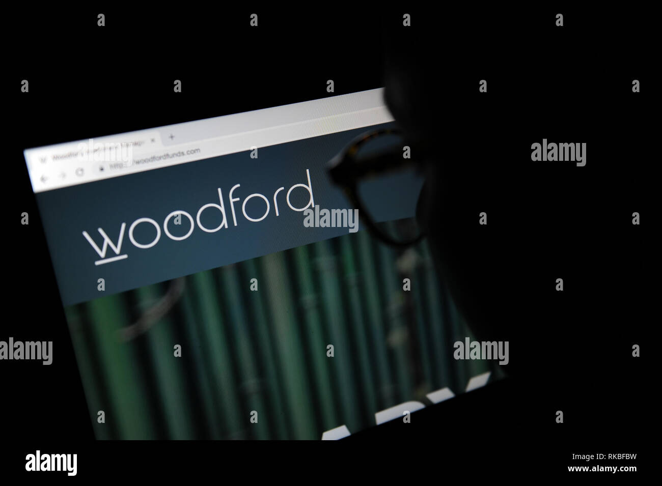 Site web de fonds Woodford vu à travers une loupe Banque D'Images