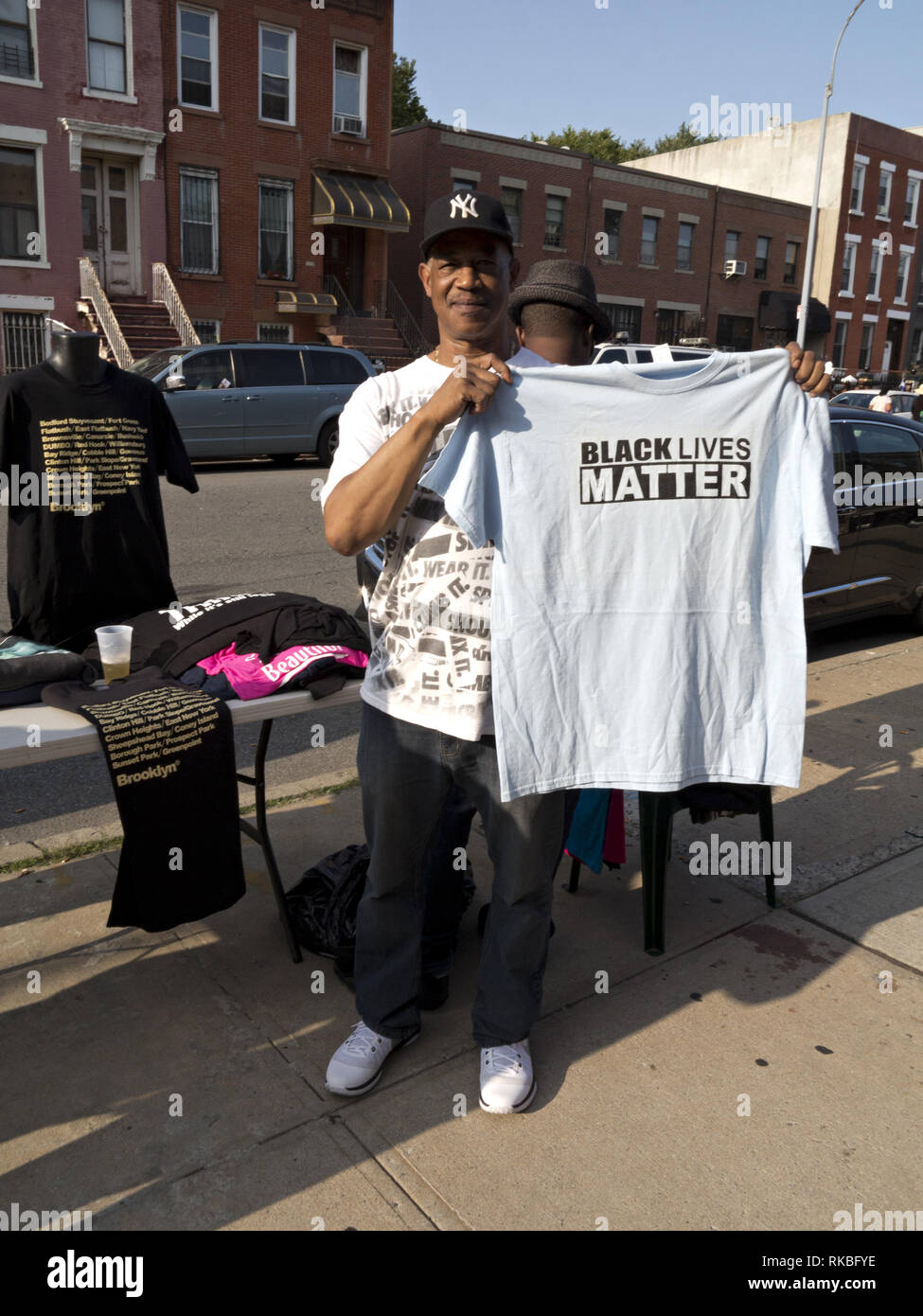 Vente homme noir "vit" tee shirts à Spike Lee's 9th Annual Block Pary dans la section de Bedford Stuyvesant, Brooklyn, NY, 2017 août26. Banque D'Images