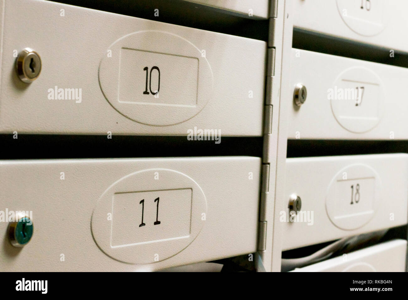 Beaucoup de boîtes aux lettres dans un immeuble à appartements. Selective focus Banque D'Images
