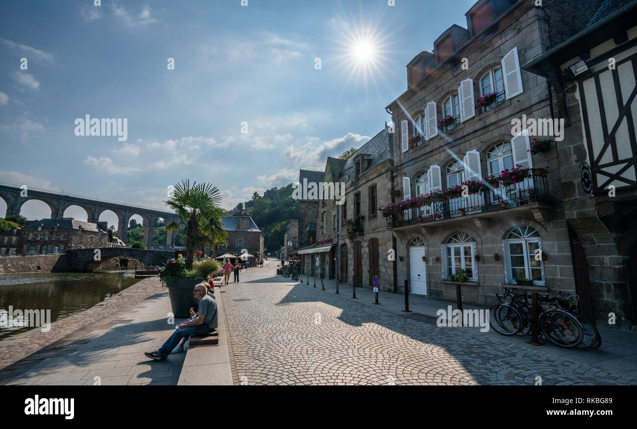 Vue sur la rivière pittoresque Port De Dinan sur avec les rayons du soleil et ciel bleu. Banque D'Images