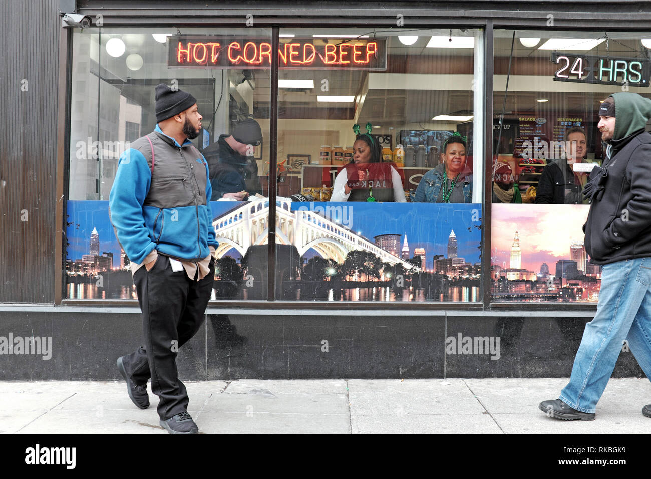 Les clients à l'intérieur Jake's Deli sur place publique dans le centre-ville de Cleveland, Ohio, stare out à la Cleveland de la rue et de ses habitants. Banque D'Images