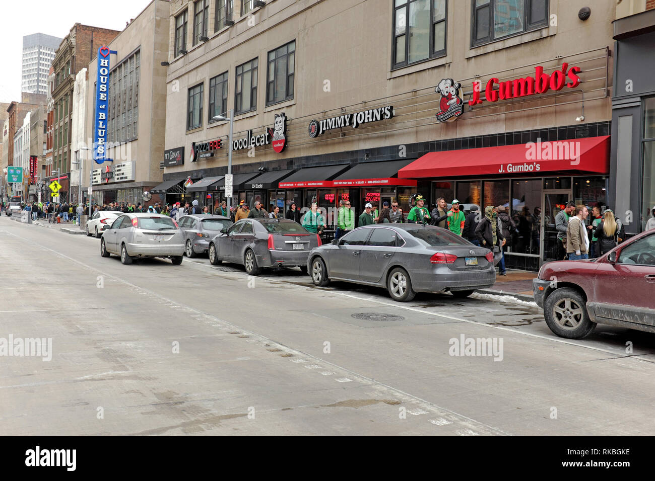 Le jour de rue Patrick revelers remplir le trottoir sur l'avenue Euclid au centre-ville de Cleveland, Ohio, USA. Banque D'Images