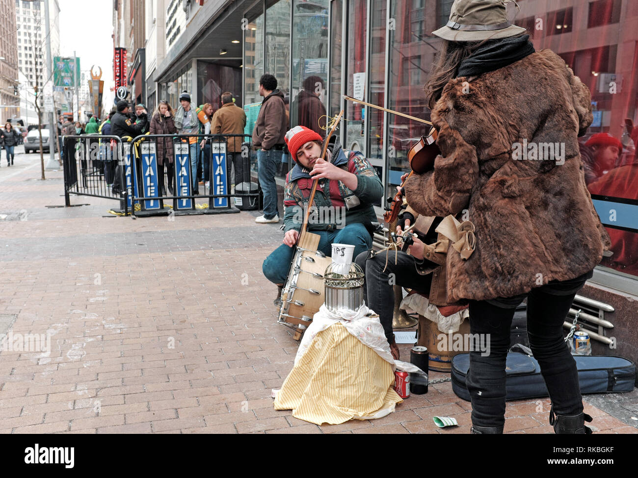 Cleveland street musicians busk sur avenue Euclid pendant le jour de la Saint Patrick fête en centre-ville de Cleveland, Ohio, USA. Banque D'Images