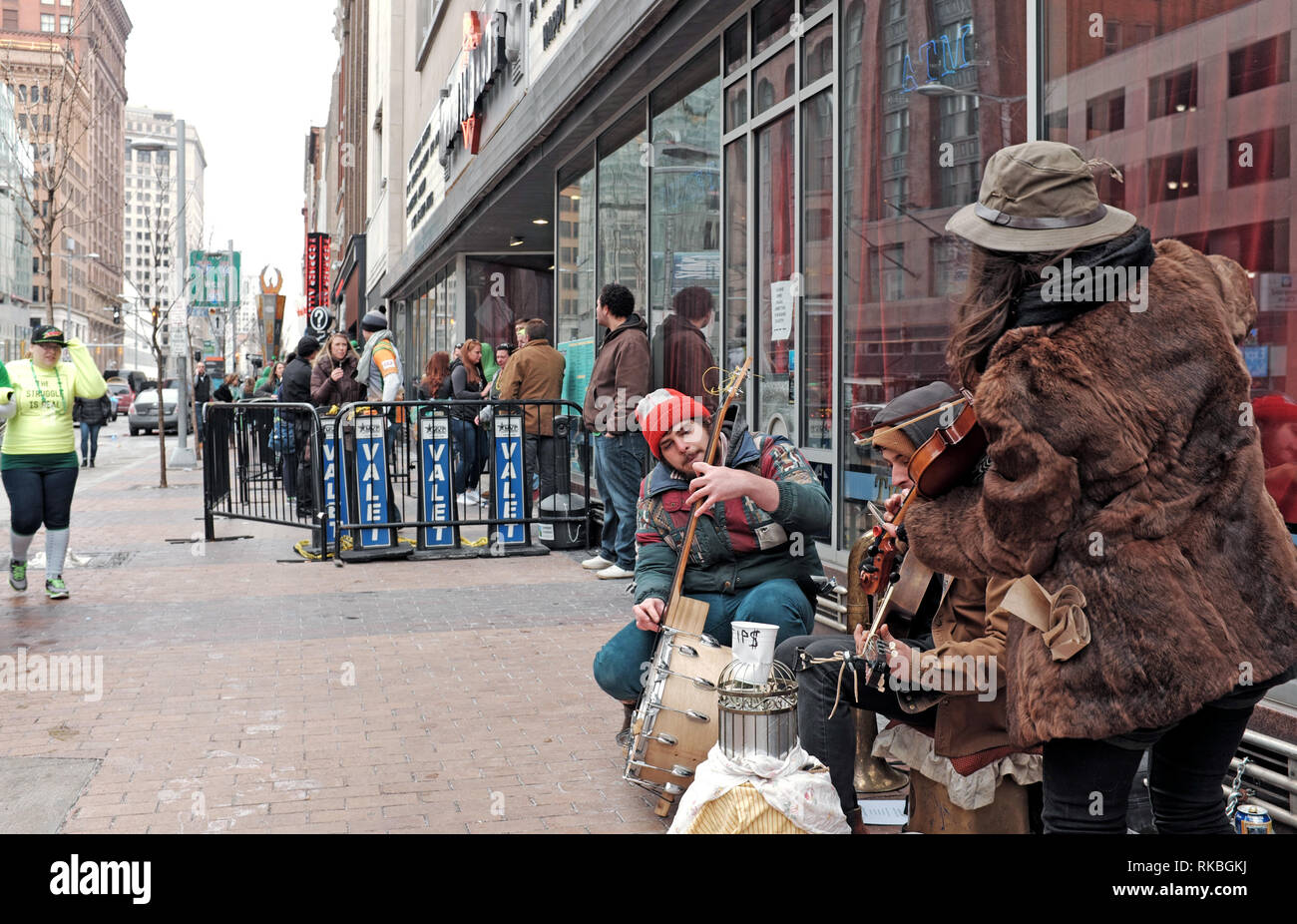 Des musiciens de rue busk sur Euclid Avenue, dans le centre-ville de Cleveland, Ohio, USA. Banque D'Images