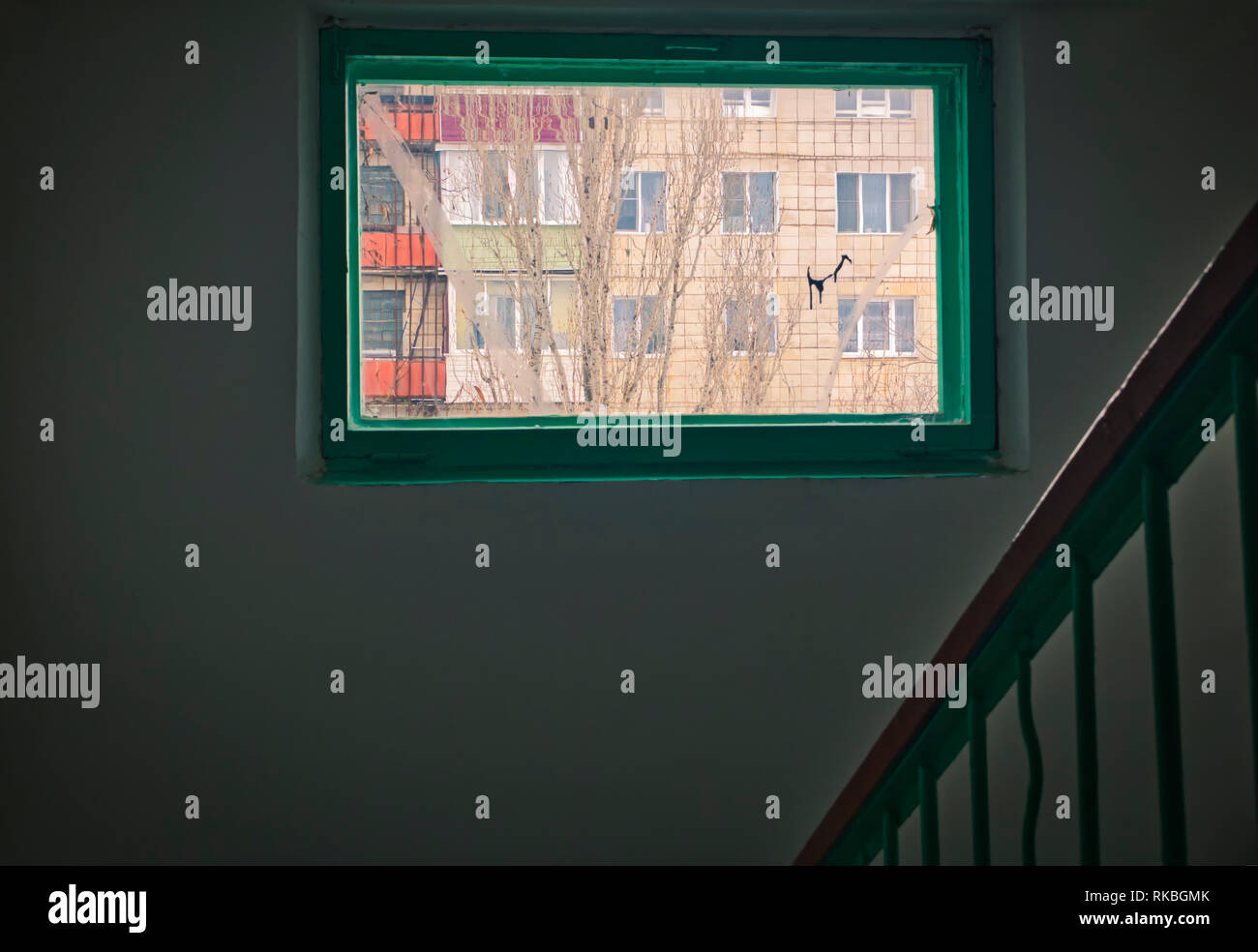 Sortie de secours - escalier dans l'hôtel, près de l'escalier, escaliers, escaliers d'intérieur l'intérieur de l'hôtel, escalier en colimaçon, maison moderne dans la région de moder Banque D'Images