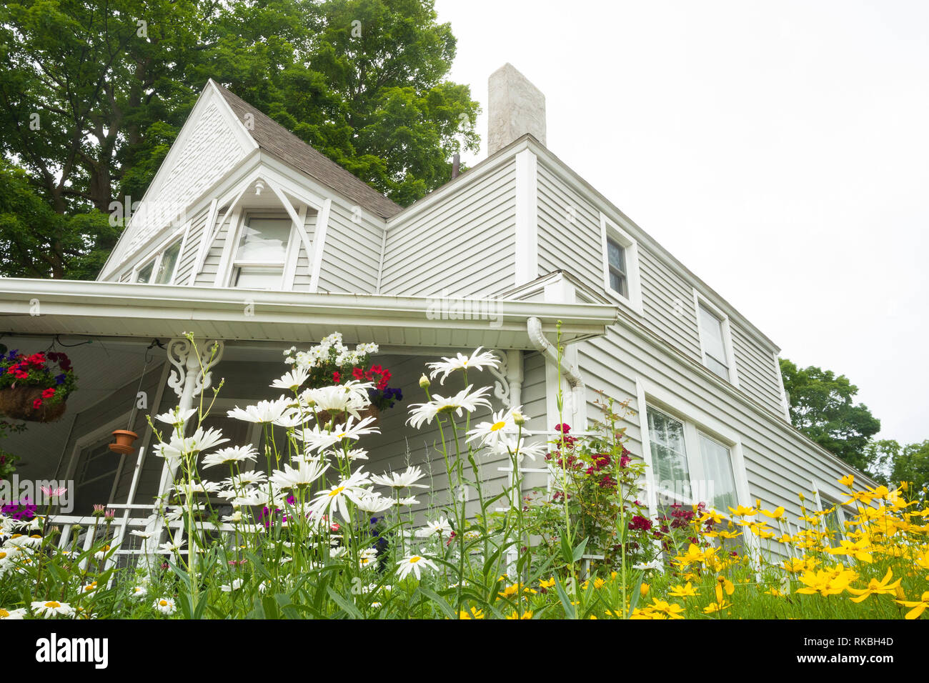 Vue extérieure de l'MacDougall House Bed and breakfast accommodation avec jardin en premier plan dans le Michigan, United States. Banque D'Images