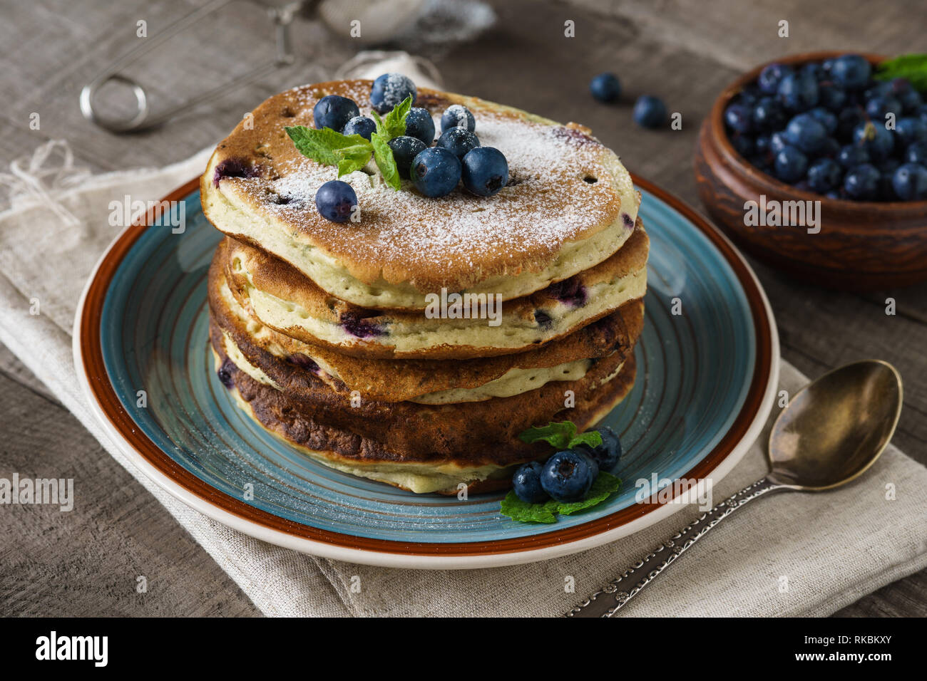 Crêpes aux bleuets, de menthe et de sucre en poudre. Banque D'Images