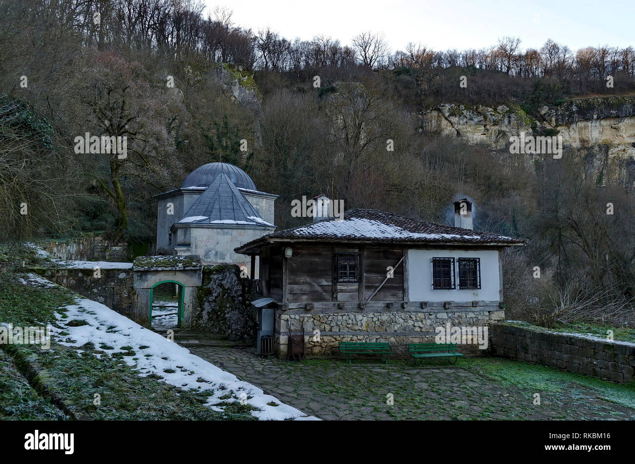 Aspect général close up of Demir Baba Teke, monument culte honoré par les Chrétiens et les musulmans en hiver près de Sveshtari village, municipalité Isperih, Banque D'Images