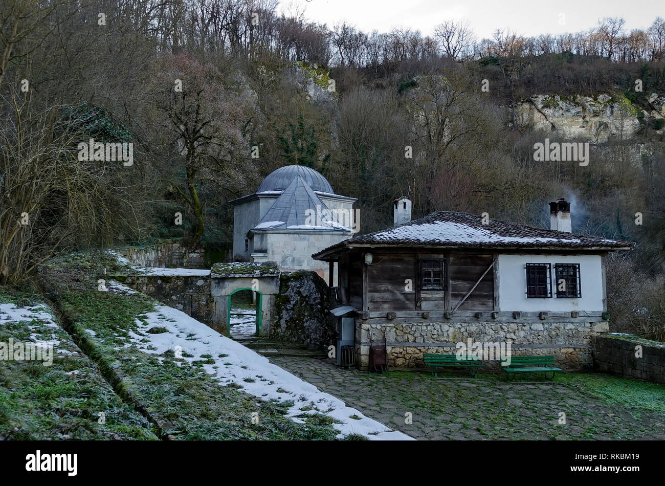Aspect général close up of Demir Baba Teke, monument culte honoré par les Chrétiens et les musulmans en hiver près de Sveshtari village, municipalité Isperih, Banque D'Images