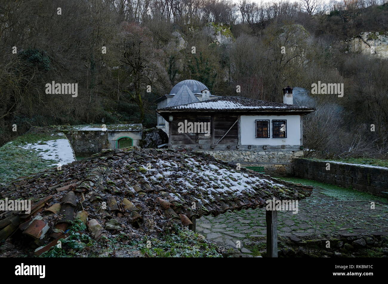 L'aspect général et le toit du printemps four source de Demir Baba Teke, monument culte honoré par les Chrétiens et les musulmans en hiver près de Sveshtari village Banque D'Images