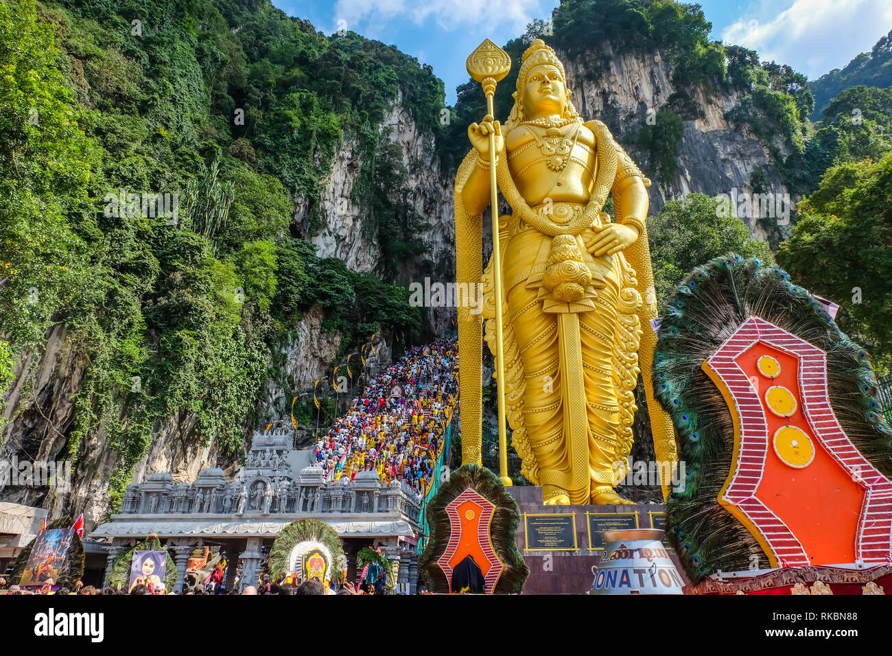 Grottes de Batu, Kuala Lumpur, Malaisie - le 9 février 2017. La foule à l'entrée de la Grottes de Batu pendant le Festival de Thaipusam. Banque D'Images