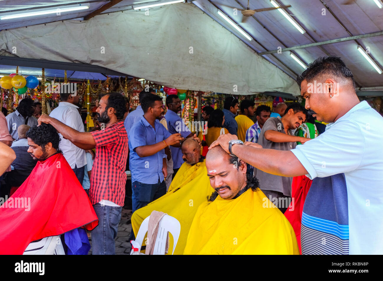 Grottes de Batu, Kuala Lumpur, Malaisie - le 9 février 2017. Les barbiers qui fournit gratuitement le rasage de la tête à l'entrée de la Grottes de Batu pendant le Thaipusam Fest Banque D'Images