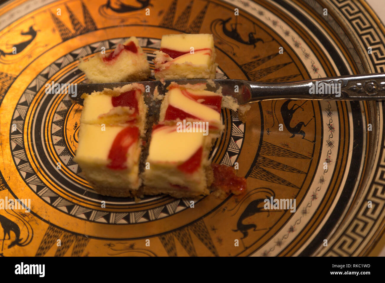 Que faire avec les restes de gâteau au fromage de bars. Banque D'Images