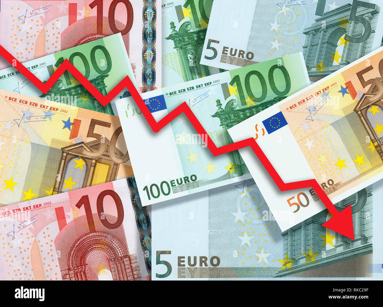 Euro argent automne, concept graphique flèche pointant vers le bas contre l'arrière-plan fait de l'introduction des billets Banque D'Images