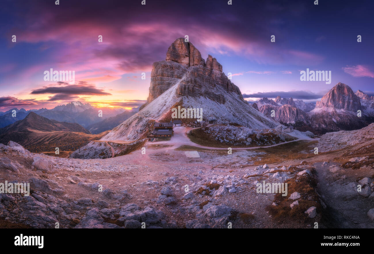 Le col de montagne et ciel magnifique avec des nuages au coucher du soleil. Paysage panoramique incroyable avec des pierres, des pics de montagne, les pierres, les sentiers, les bâtiments, tre Banque D'Images