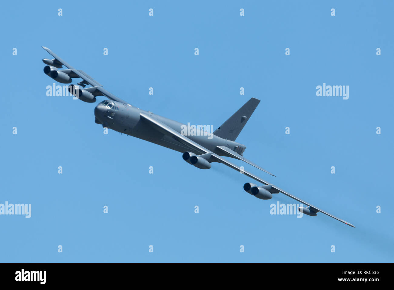 Boeing B-52 Stratofortress de faible niveau passé à grande vitesse Banque D'Images