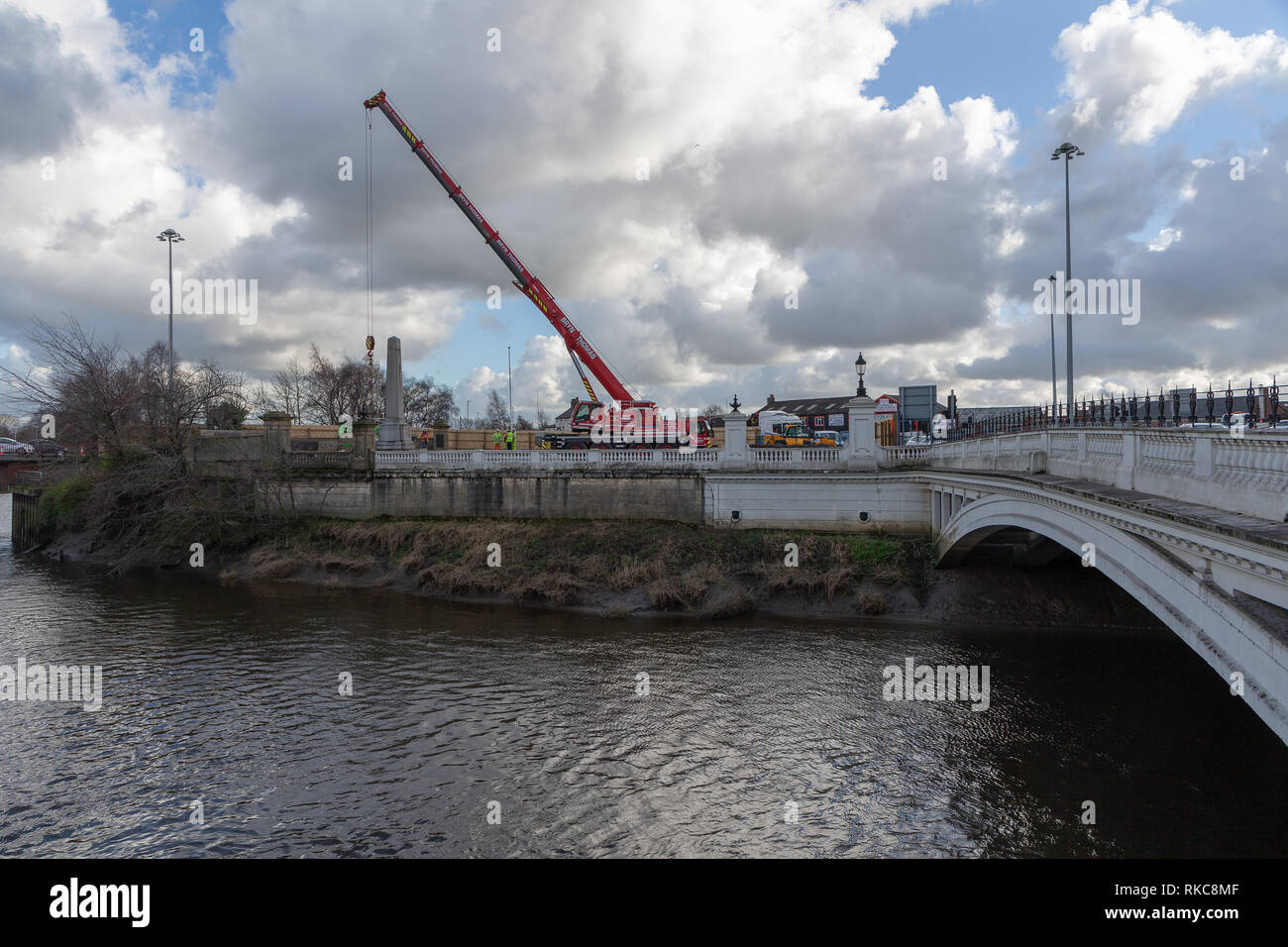 Warrington, Cheshire, Royaume-Uni. 10 fév 2019. Afin de stabiliser les fondations autour du cénotaphe de Bridgefoot à Warrington, Cheshire, Angleterre, la suppression de la structure était nécessaire memorial Crédit : John Hopkins/Alamy Live News Banque D'Images