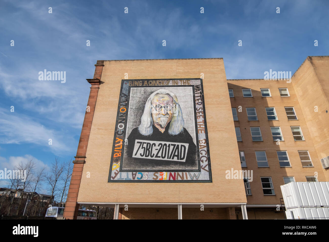 Glasgow, Ecosse, Royaume-Uni. 10 Février, 2019. Le Billy Connolly murale sur rue Osborne par l'artiste John Byrne. C'est l'un des trois fresques murales commandées par BBC Scotland pour marquer le 75e anniversaire de l'humoriste. Le texte autour de l'image dit Fling un chucky dans l'eau voir l'éparpillement minnies baggy Billy Connolly. Le portrait comporte un signe sur sa poitrine avec 75BC AD-2017écrit dessus. Credit : Skully/Alamy Live News Banque D'Images