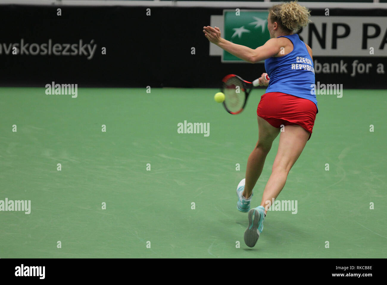 Ostrava, République tchèque. 09Th Feb 2019. Katerina Siniakova de la République Tchèque joue contre le joueur de tennis Roumain : Simona pendant le match de la Fed Cup World Group, 1er tour, entre la République tchèque et la Roumanie, à Ostrava, en République tchèque, le 9 février 2019. Crédit : Petr Sznapka/CTK Photo/Alamy Live News Banque D'Images